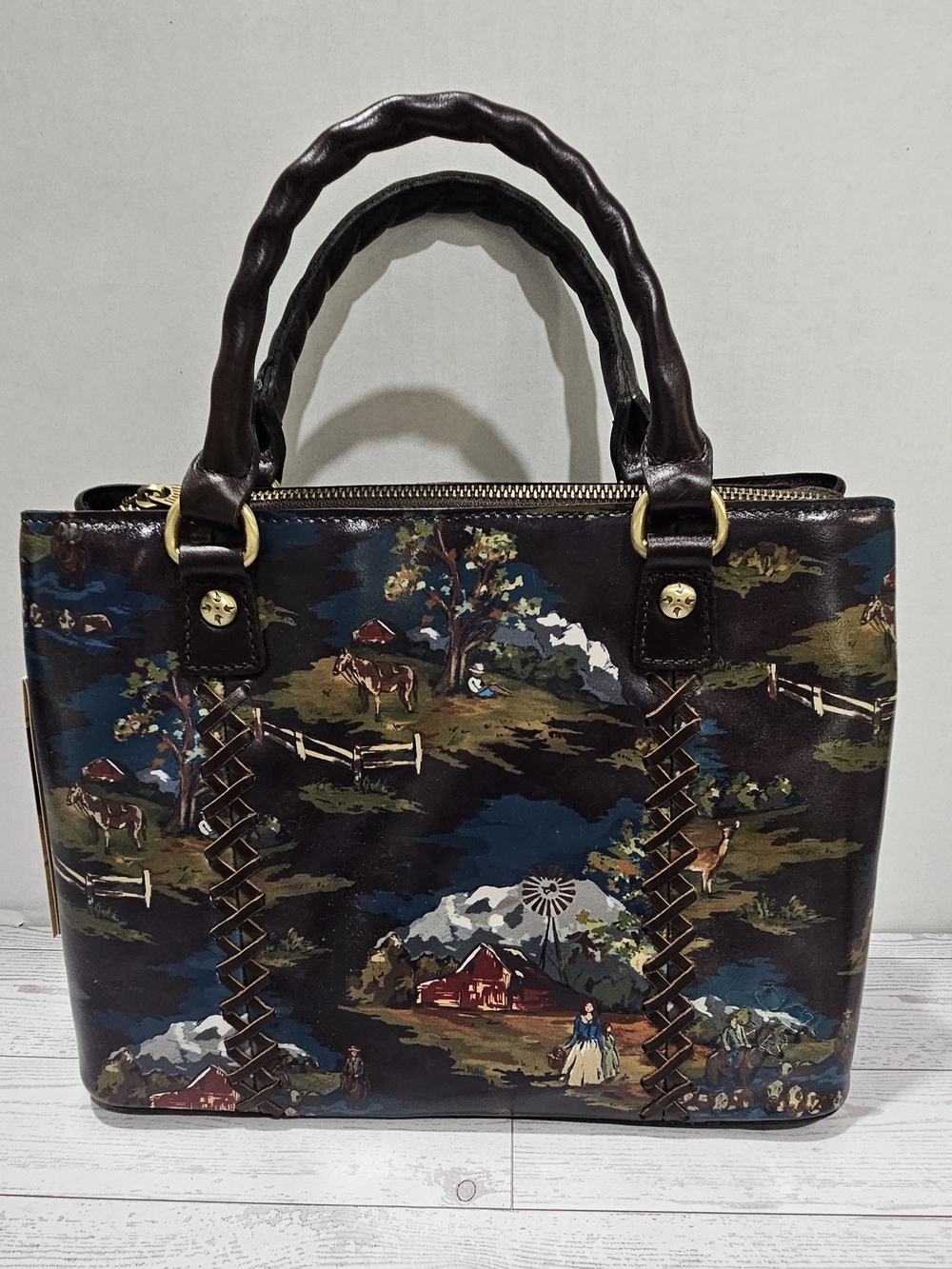 Dorothy Leather Top Handle Crossbody

Patricia Nash